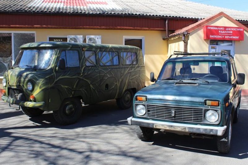 "Захищати країну можна не тільки зброєю": медики Саф'янівської ЦРЛ передали на фронт чергові дві автівки і іншу допомогу