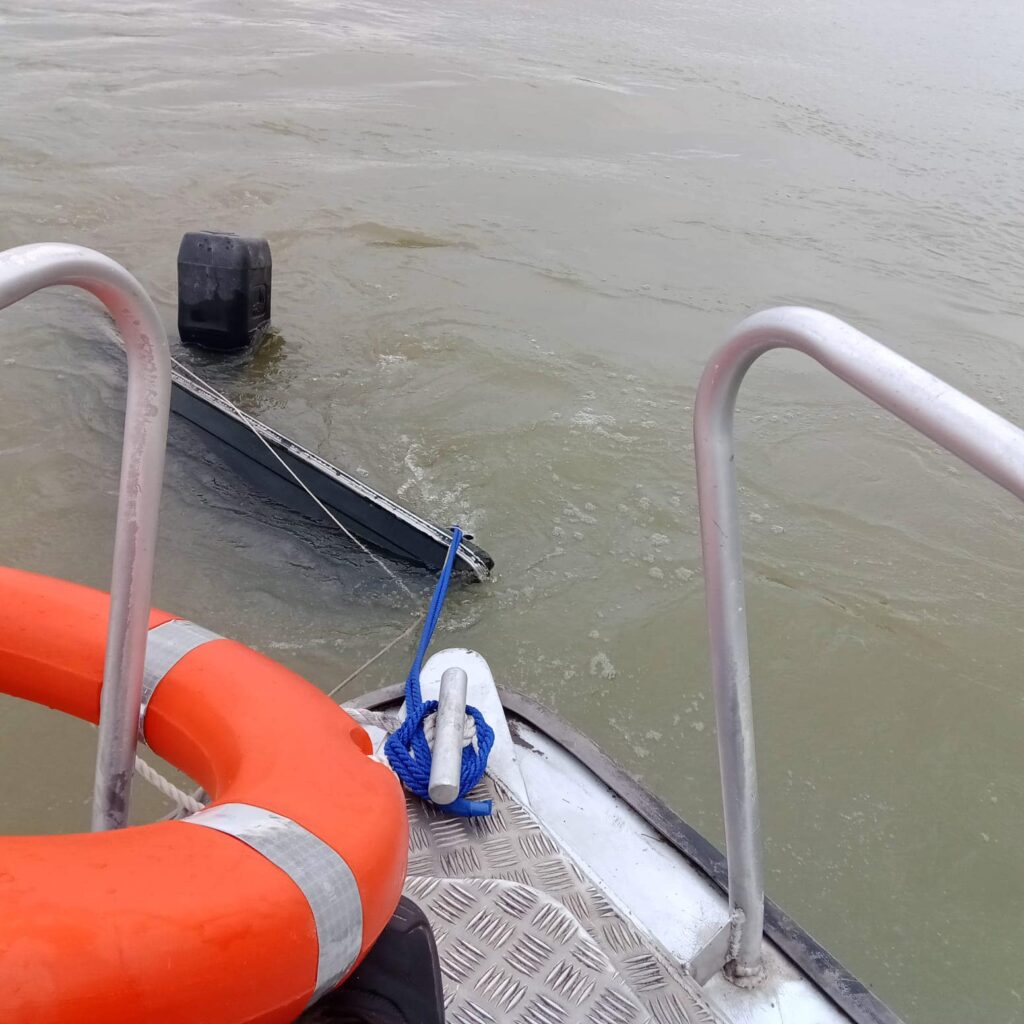 На Дунае перевернулась румынская лодка: измаильские пограничники спасли 19-летнего водителя