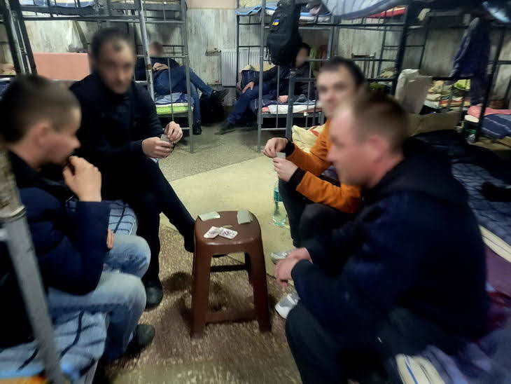 Одеській військомат показав "нелюдські умови", у яких перебувають чоловіки в очікуванні медичної комісії