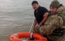 На Дунае перевернулась румынская лодка: измаильские пограничники спасли 19-летнего водителя