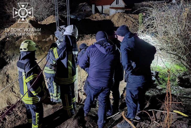 Шесть часов пытались спасти, но напрасно: в Одесской области мужчина застрял в 18-метровом колодце и погиб