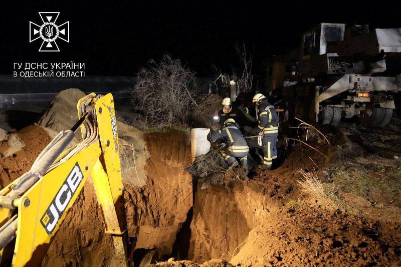 Шість годин намагались врятувати, але марно: на Одещині чоловік застряг у 18-метровому колодязі і загинув