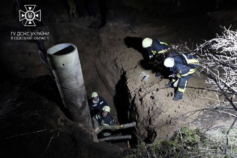 Шесть часов пытались спасти, но напрасно: в Одесской области мужчина застрял в 18-метровом колодце и погиб