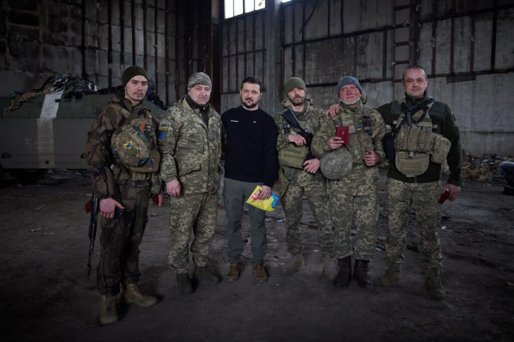 Зеленский посетил украинские позиции на Бахмутском направлении