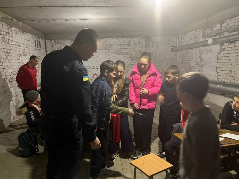 Попри постійні “Повітряні тривоги”: в Ізмаїльському районі рятувальники вчать дітей правилам безпеки в бомбосховищі