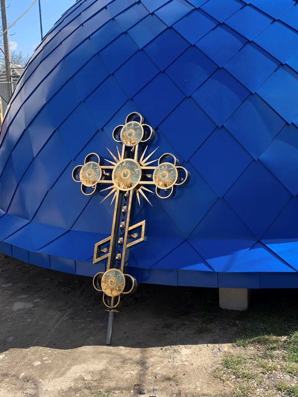 На территории Болградской больницы строят часовню – уже установлен купол и купольный крест.