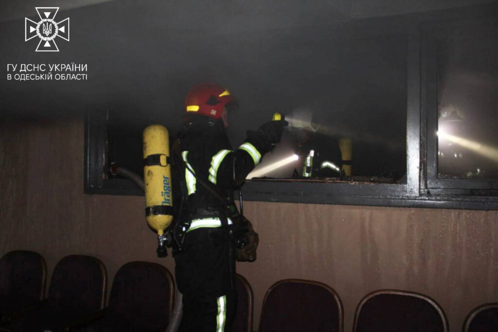 Эвакуировали более 80 человек: в Одессе вспыхнул пожар в Украинском театре