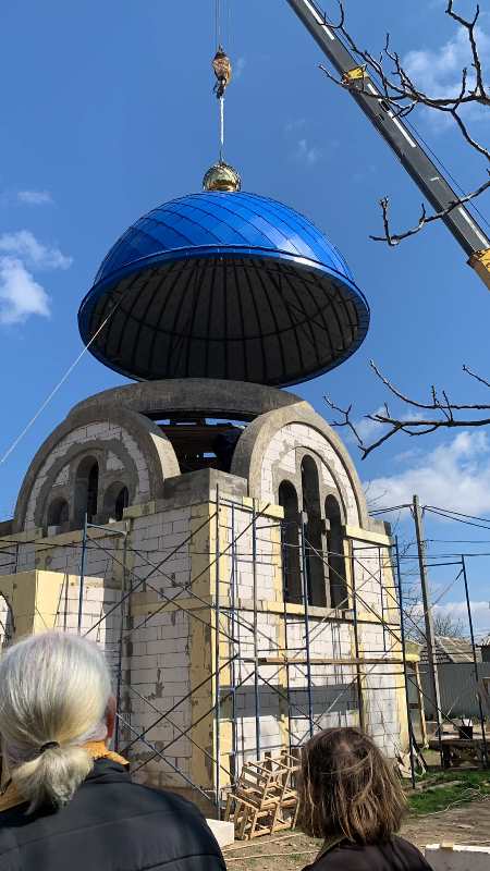 На території Болградської лікарні будують каплицю - вже встановлено купол і купольний хрест