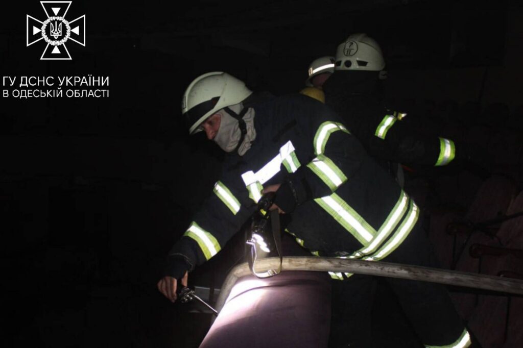 Эвакуировали более 80 человек: в Одессе вспыхнул пожар в Украинском театре