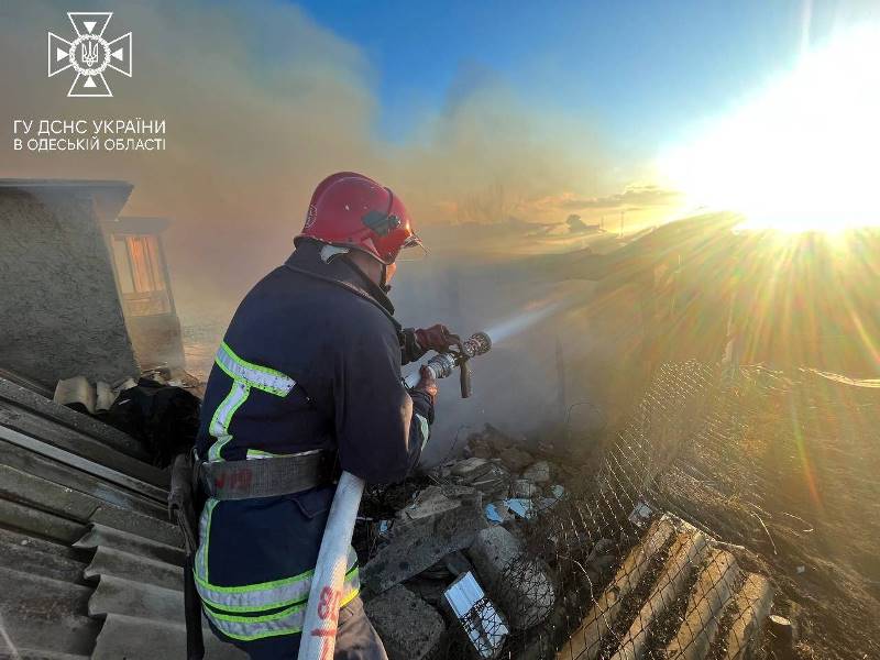 Пожар на автодороге Рени-Измаил: из-за неконтролируемого сжигания мусора вспыхнуло дворовое сооружение