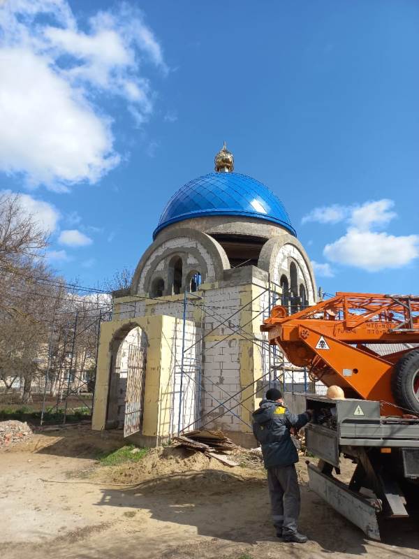 На території Болградської лікарні будують каплицю - вже встановлено купол і купольний хрест