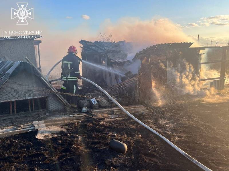 Пожежа на автошляху Рені-Ізмаїл: через неконтрольоване спалювання сміття спалахнула надвірна споруда