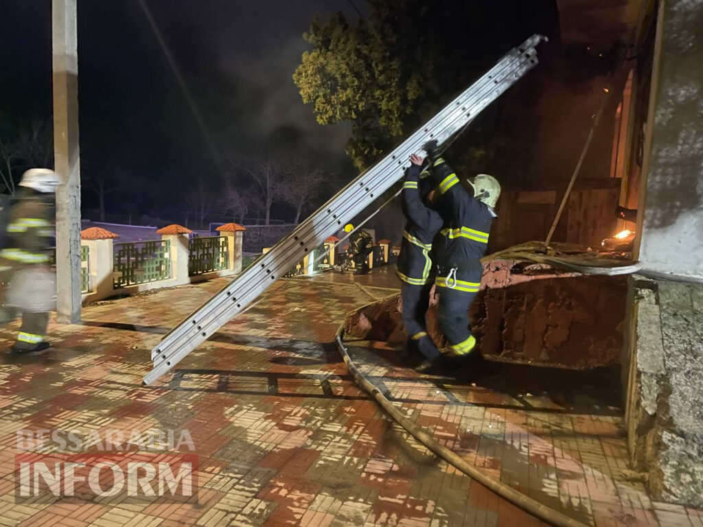В Белгород-Днестровском ночью из-за короткого замыкания сгорела крыша кафе "Пеликан"