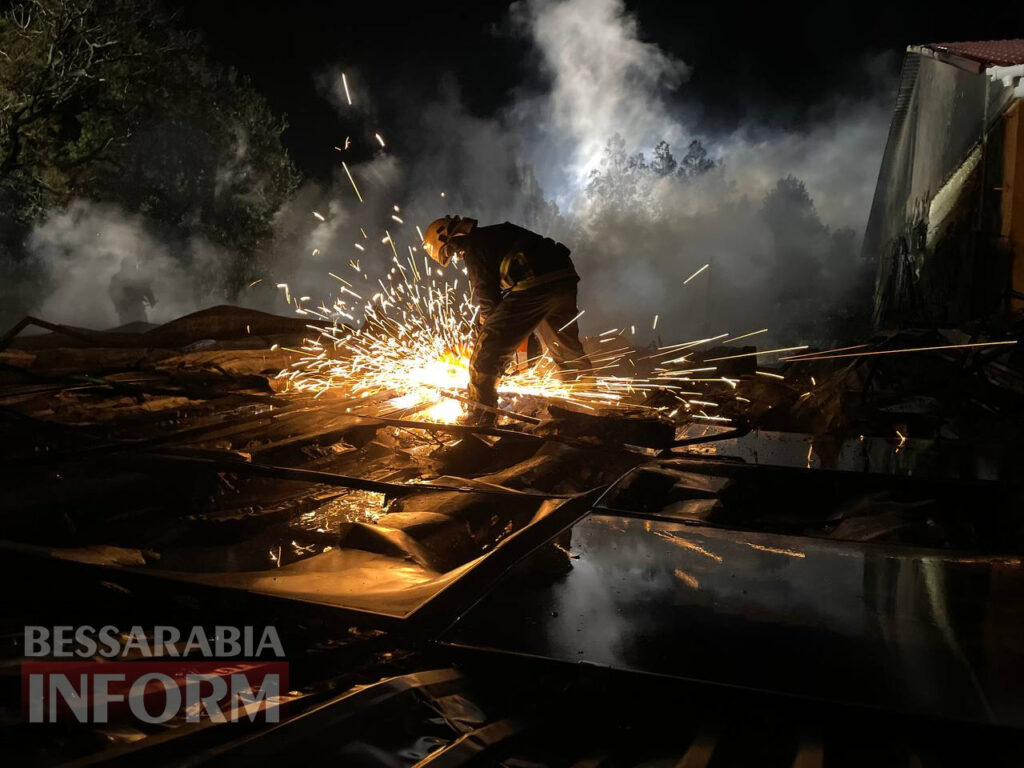 У Білгород-Дністровському вночі через коротке замикання згорів дах кафе "Пелікан"