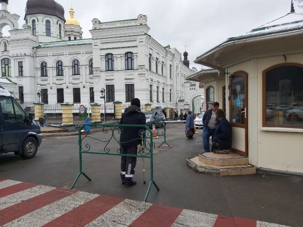 Последнее богослужение и полиция вокруг храмов: как проходит день выселения УПЦ МП из Киево-Печерской Лавры
