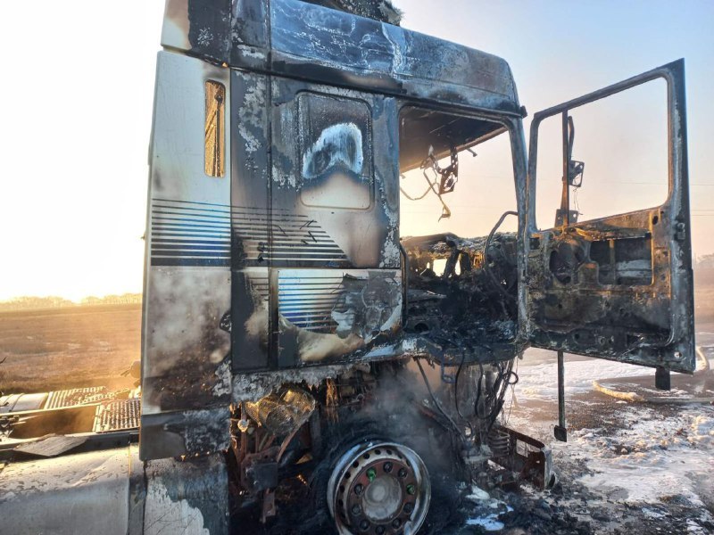 На автошляху Рені-Нагірне спалахнула фура - передня частина вантажівки повністю знищена вогнем (оновлено)