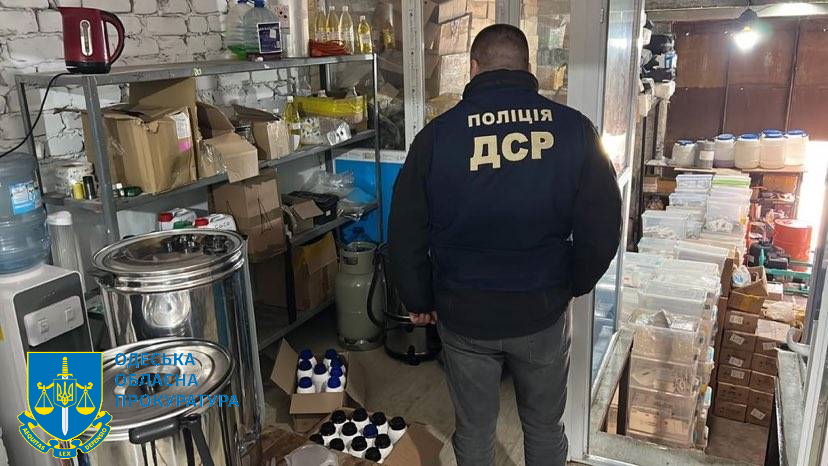 Підробки розліталися по всій Україні: на Одещині викрили масштабне виробництво "елітної" парфумерії