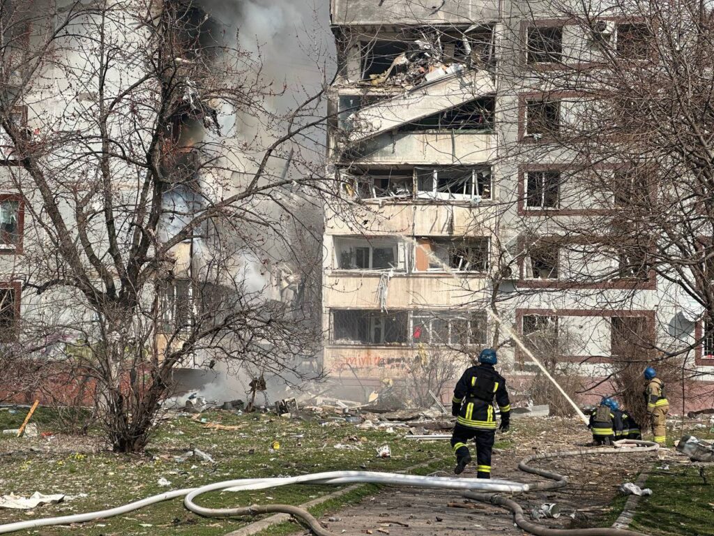 Российская ракета попала в жилую многоэтажку в Запорожье. Есть пострадавшие