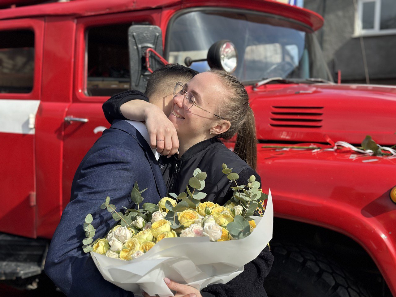 Кохання у погонах: в Кілії рятувальник романтично освідчився курсантці ЦЗ на службі (фото, відео)