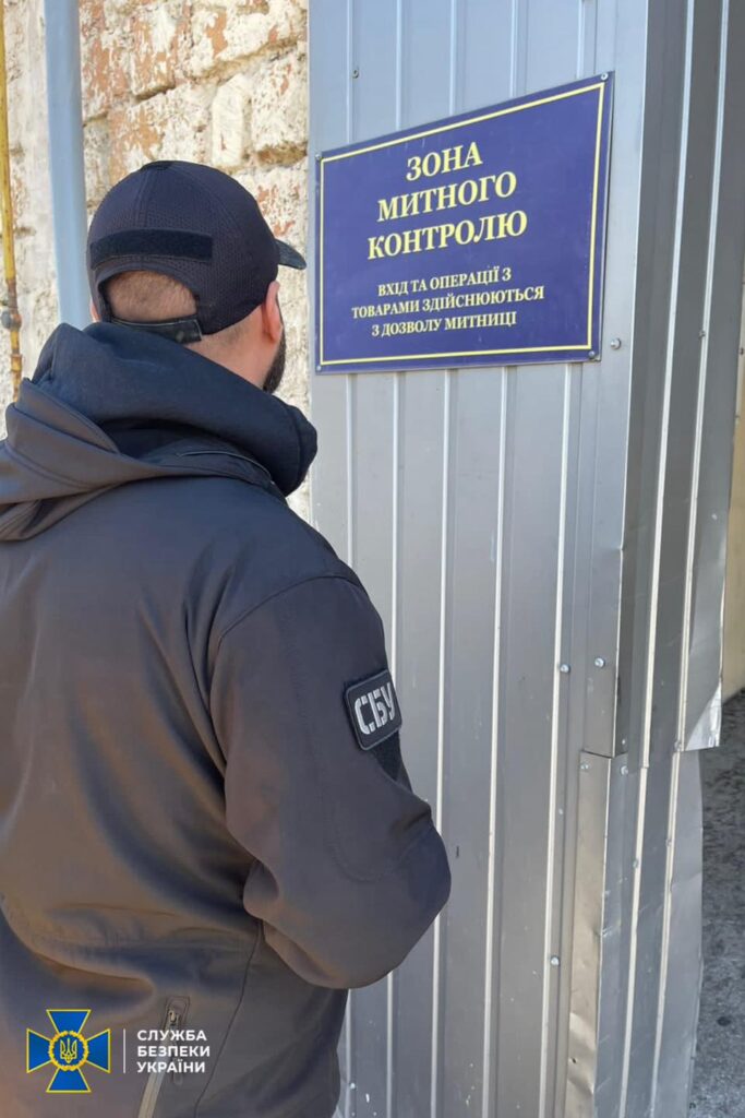 Боровся з контрабандою за допомогою хабарів: СБУ викрили на корупціїї інспектора Одеської митниці
