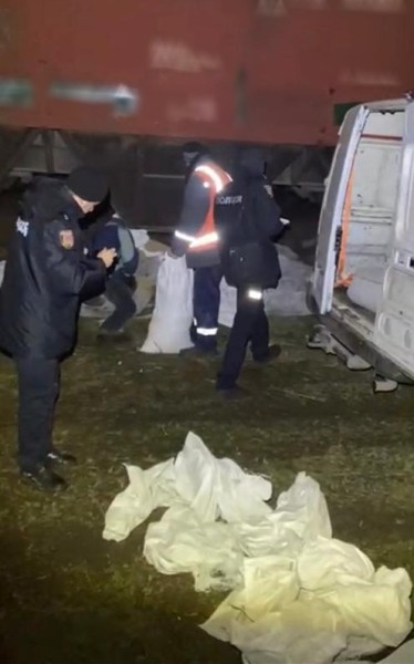 Встигли поцупити 16 мішків: в Ізмаїлі ремонтники колії «Укрзалізниці» викрадали пшеницю з вагонів