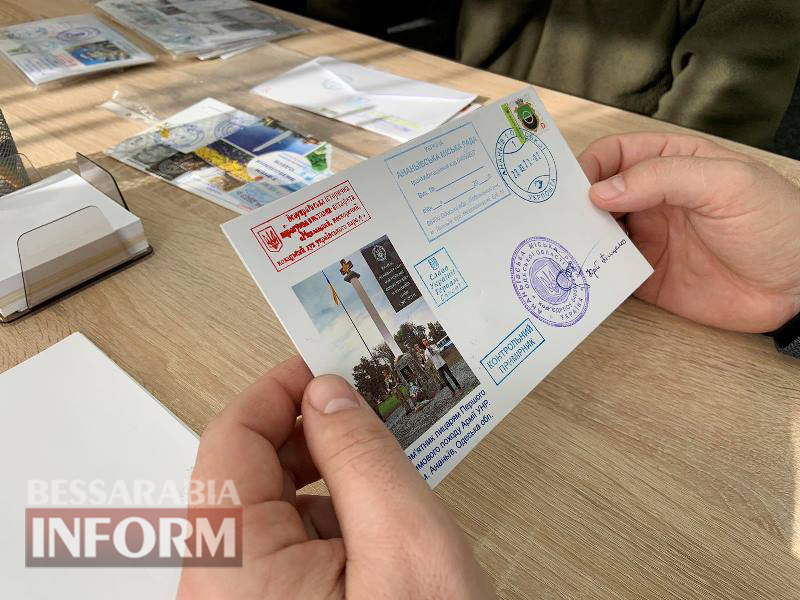 Майже рік мандрує Україною: у Бессарабію з естафетою завітав філателіст, який створює власну колекцію поштових листівок та конвертів. Поточна зупинка - Кілія
