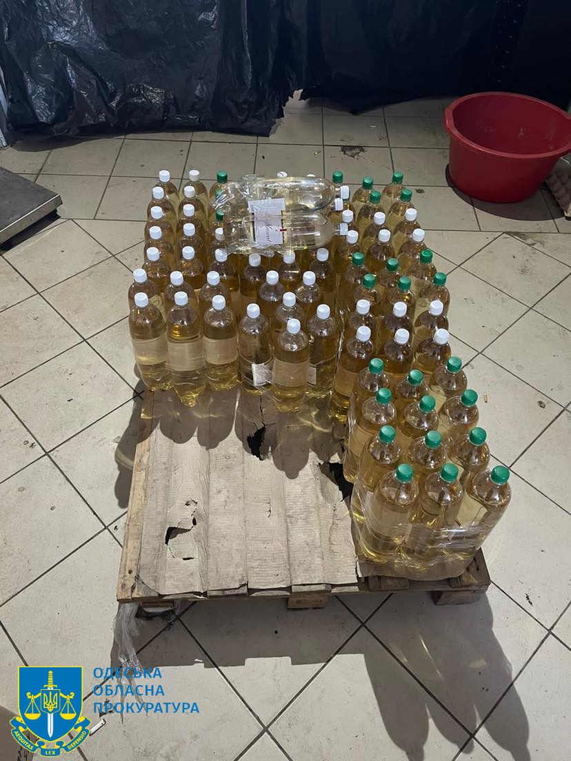 Тоны суррогата: двух жителей Белгород-Днестровского района уличили в производстве и сбыте контрафактного алкоголя