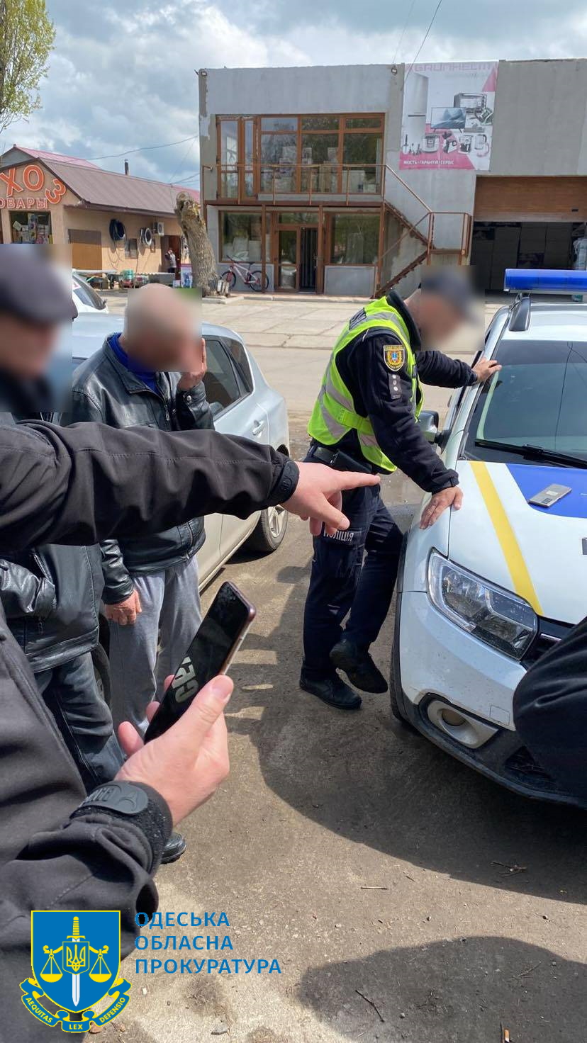 На Одещині патрульний поліцейський вимагав хабар за авто, яке військовий готував до відправки на фронт