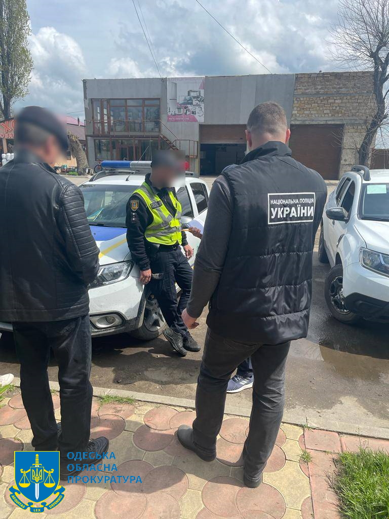 В Одесской области патрульный полицейский требовал взятку за авто, которое военный готовил к отправке на фронт