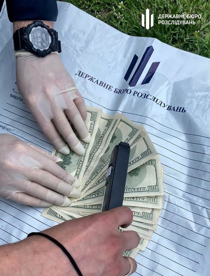 2000 долларов - на ветер в окно: в Одесской области задержали подполковника полиции, который "решал" вопрос о преступлениях с наркотиками