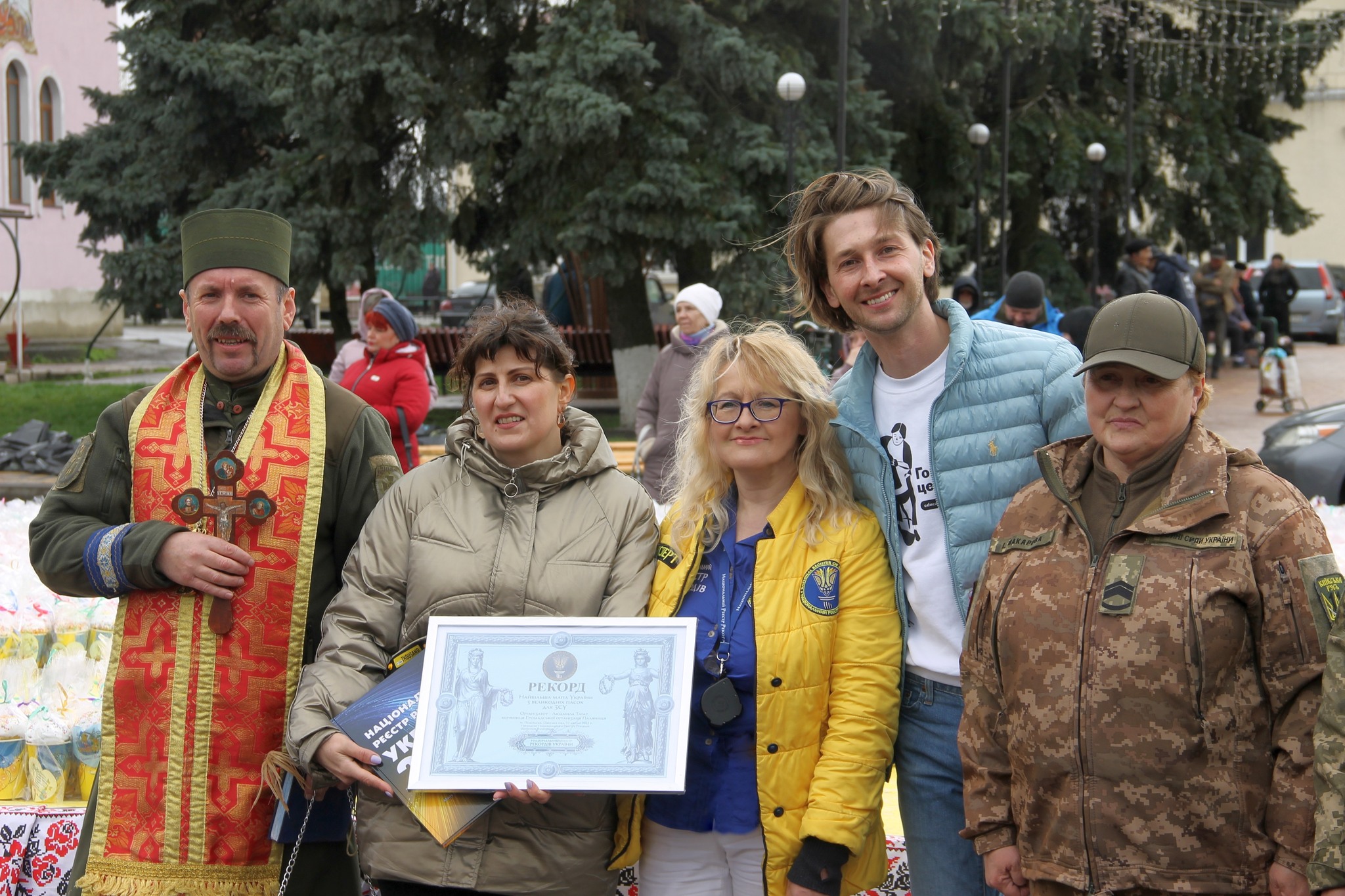 В місті на Одещині встановили національний рекорд, створивши карту України з великодніх пасок для ЗСУ