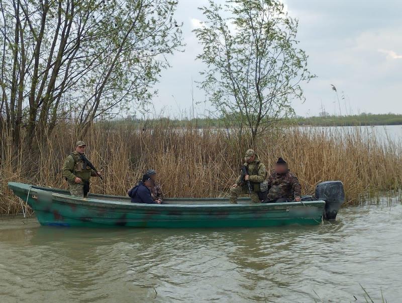 Захопились рибальством і ненароком опинились в українських водах: біля Вилкового прикордонники впіймали трьох румунських браконьєрів