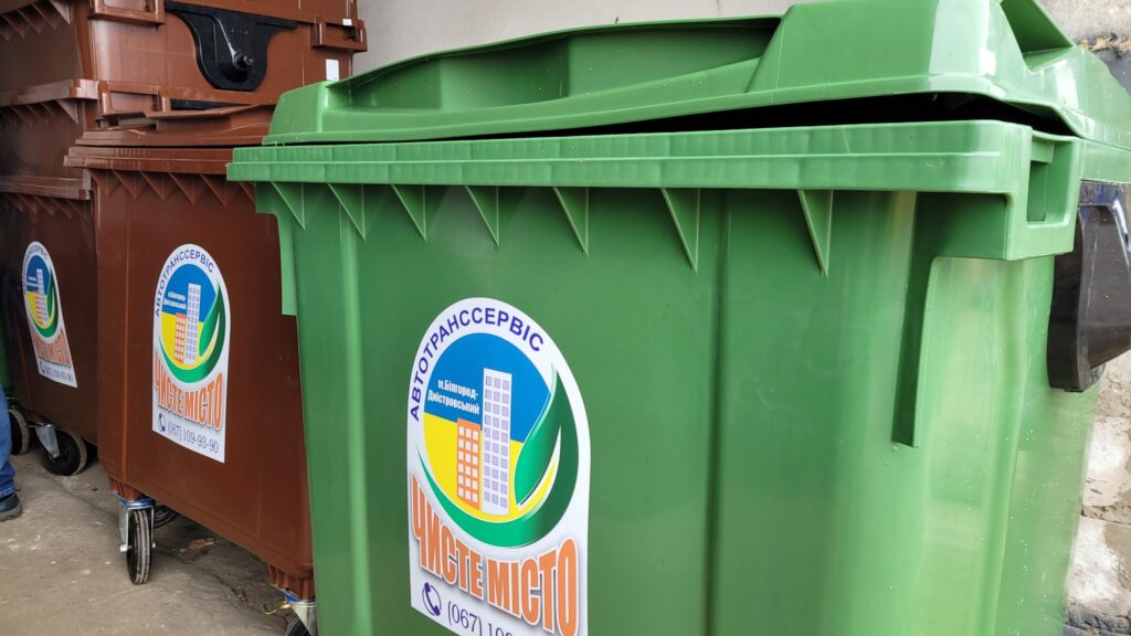 На вулицях Аккерману з'являться нові сміттєві контейнери. Городян попереджають про відповідальність за їх псування