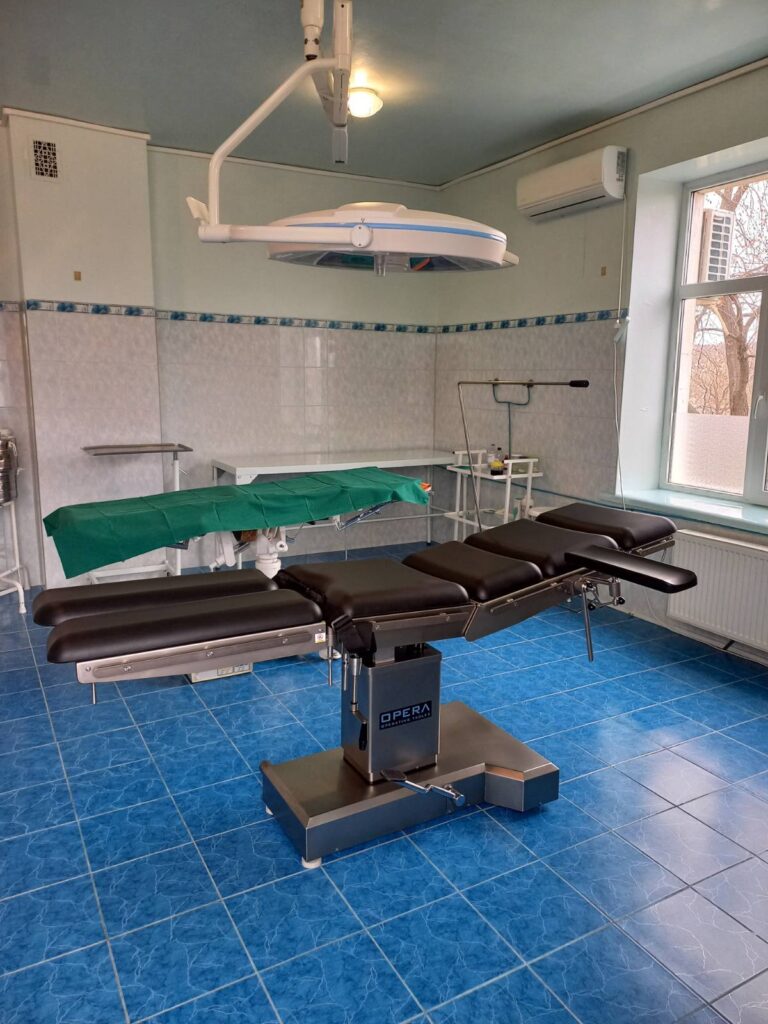Вкрай необхідне обладнання у складні часи: Тарутинська лікарня отримала від міжнародних партнерів операційний стіл