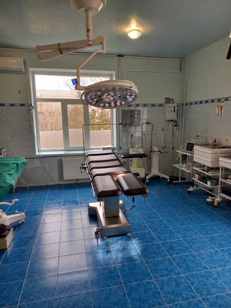 Вкрай необхідне обладнання у складні часи: Тарутинська лікарня отримала від міжнародних партнерів операційний стіл