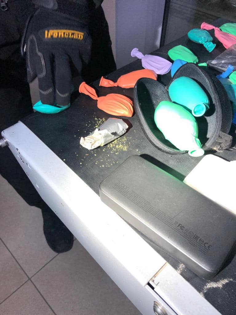 Заховала у прокладках та повітряних кульках: у Бессарабії пасажирка автобусу намагалась провезти через кордон чверть кілограма марихуани