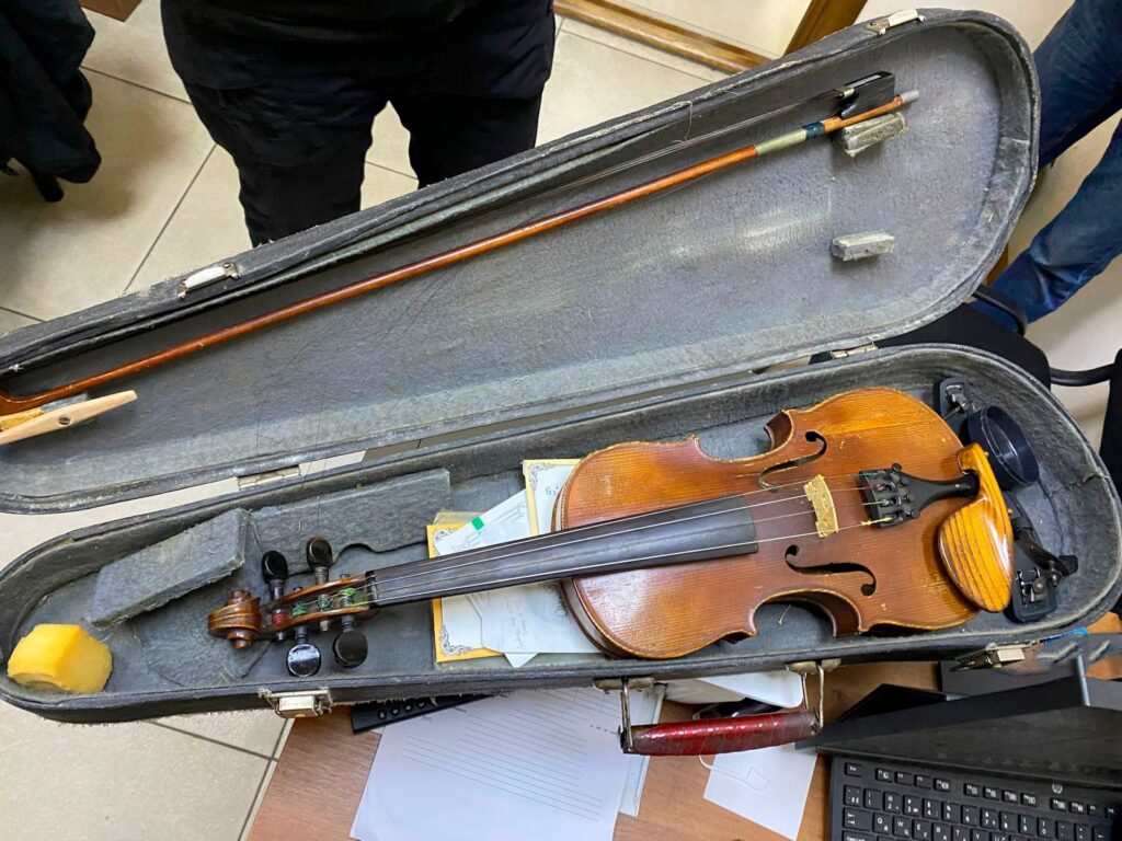 Через ПП "Орлівка" намагалися таємно вивезти скрипку Страдіварі