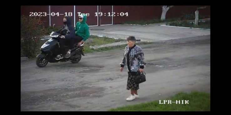 Их разыскивает полиция: в Измаиле двое подростков на мопеде среди бела дня ограбили пожилую женщину
