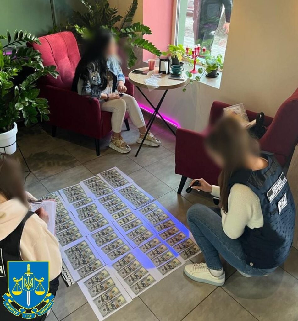 "Зробила" громадянином Молдови за 6500 доларів: на Одещині затримали підприємливу "переправницю" ухилянтів