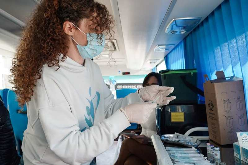 Всемирную неделю иммунизации в Одесской области - против COVID-19, дифтерии и столбняка вакцинируются парламентарии, депутаты облсовета, чиновники и все желающие