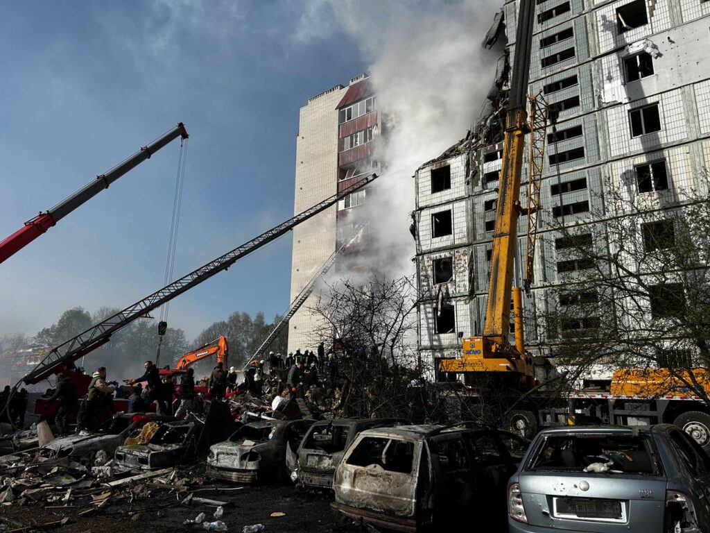 Ракетный удар по многоэтажке в Киеве: количество погибших продолжает расти. Среди жертв двое 10-летних детей