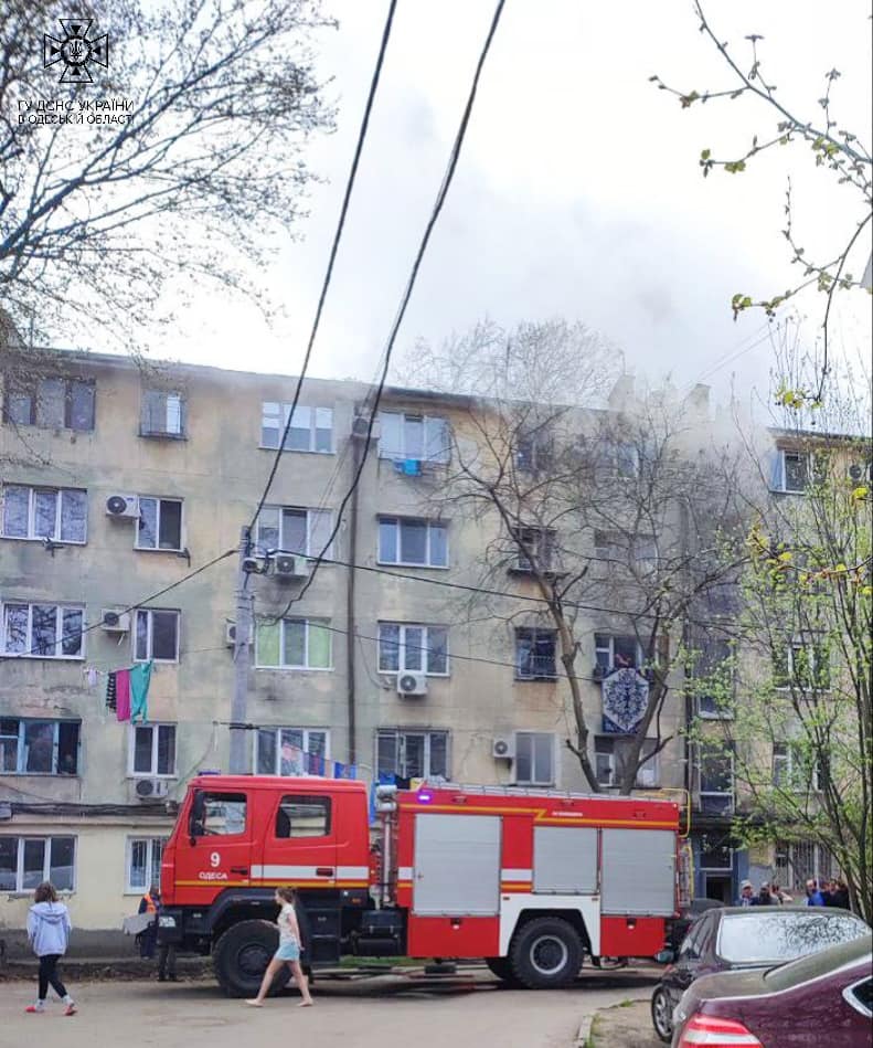 Двоє загиблих - в результаті пожежі у п'ятиповерхівці Одеси. Дітей с задимленої квартири вдалося врятувати