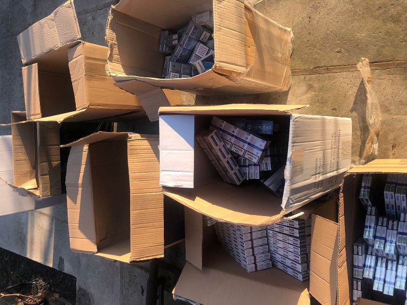 Обыски в Килии: правоохранители обнаружили сотни литров контрафактного алкоголя и тысячи пачек сигарет без акцизных марок