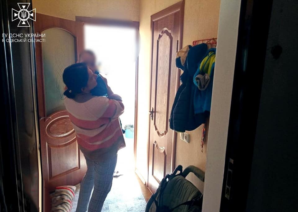 В Аккермані дворічний хлопчик зачинився сам в квартирі: на допомогу матері прийшли рятувальники