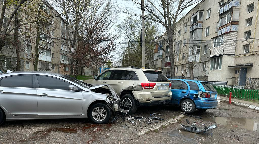 Тікав від поліції та "зім'яв" три авто, коли потрапив у ДТП: У Болграді затримали водія-порушника із контрафактними цигарками