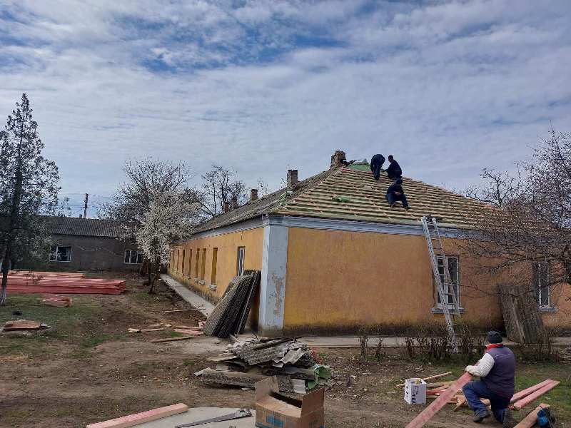 У селищі Суворово ремонтують дах амбулаторії - допомагає Міжнародний медичний корпус