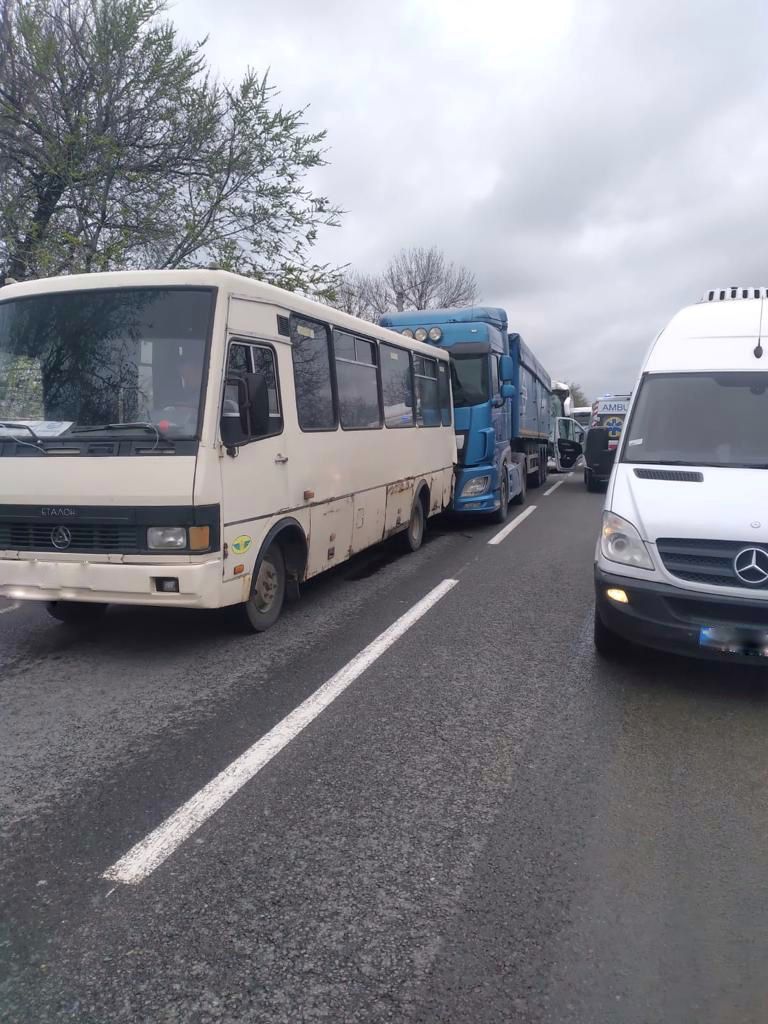 Постраждали водій і пассажирка автобусу "Одеса-Кишинів": подробиці масштабної потрійної ДТП на трасі Одеса-Рені від поліції