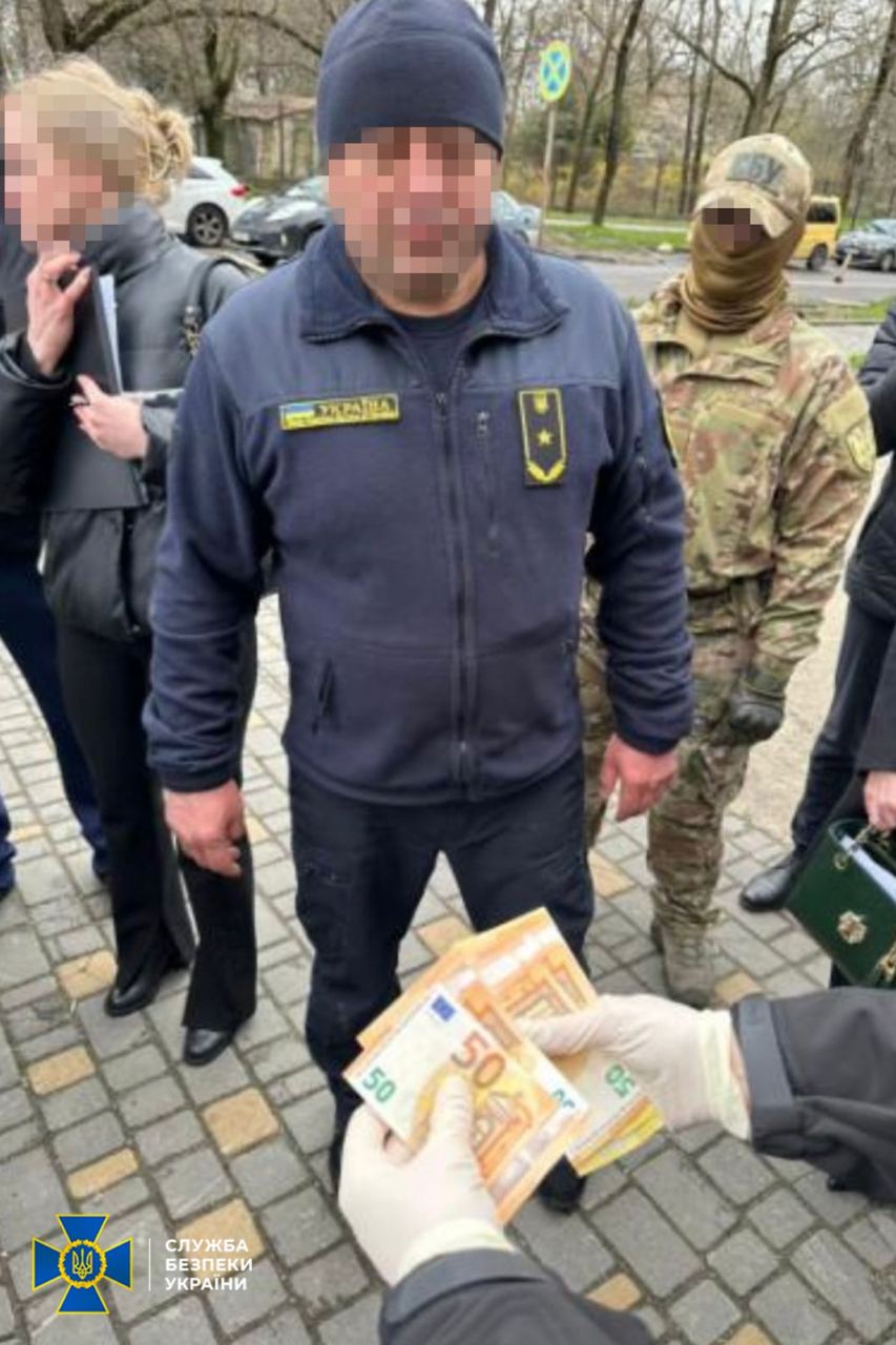 Обіцяв безперешкодний «трафік»: держінспектор митного посту «Білгород-Дністровський» брав "відкати" 3 % за ввезення в Україну валюти
