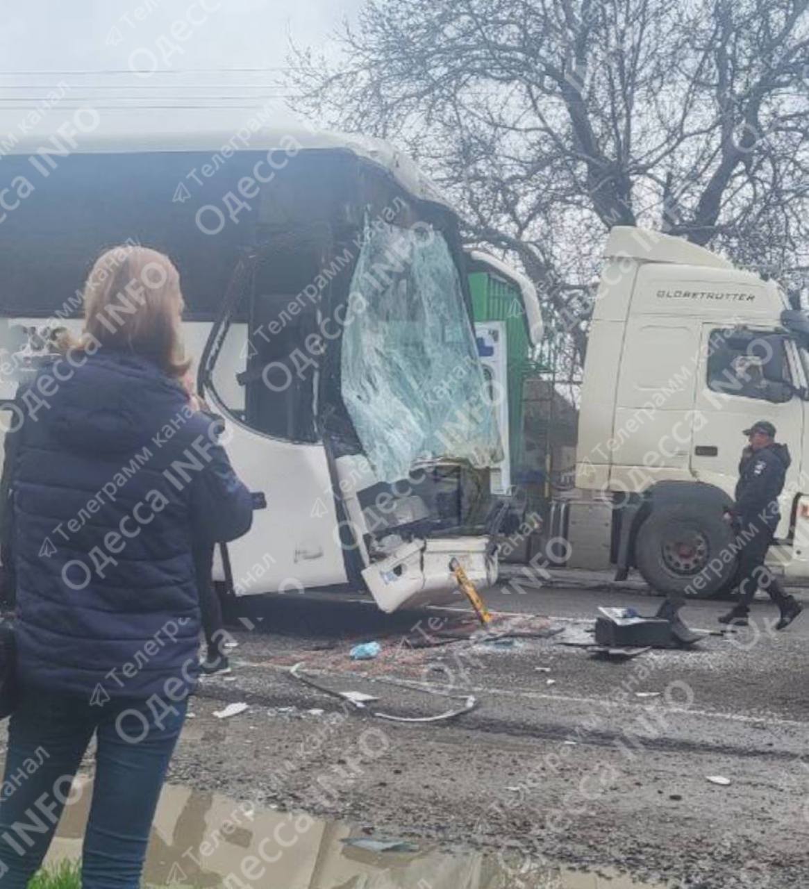 На трасі "Одеса-Рені" рейсовий автобус на Кишинів потрапив у аварію. На місці багато "швидких"