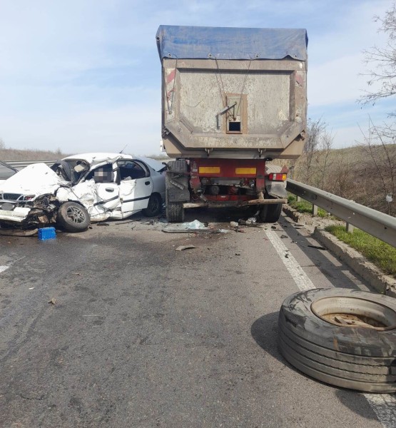 Водій легковика влетів під фуру: у смертельній аварії на Одещині загинули двоє людей